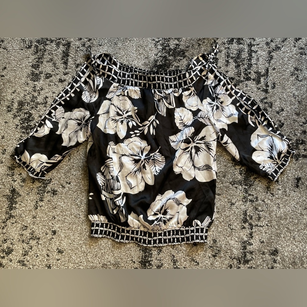 100% SILK WHITE HOUSE BLACK MARKET BLACK WHITE BLOUSE 3/4 OPEN SHOULDER SLEEVES